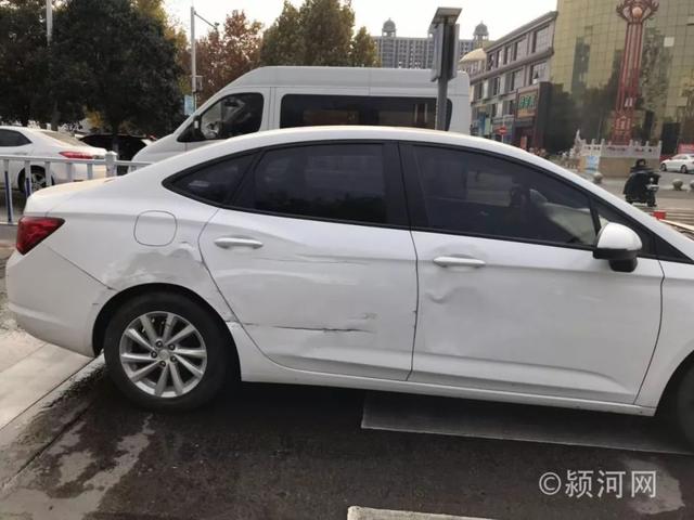 禹州禹王大道与府西路交叉口发生一起三车剐蹭事故 禹州禹王大道与府西路交叉口发生一起三车剐蹭事故