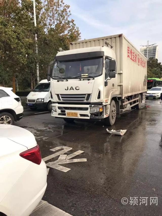禹州禹王大道与府西路交叉口发生一起三车剐蹭事故 禹州禹王大道与府西路交叉口发生一起三车剐蹭事故
