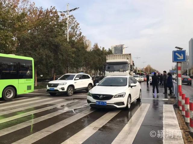 禹州禹王大道与府西路交叉口发生一起三车剐蹭事故 禹州禹王大道与府西路交叉口发生一起三车剐蹭事故