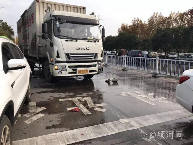 禹州禹王大道与府西路交叉口发生一起三车剐蹭事故 禹州禹王大道与府西路交叉口发生一起三车剐蹭事故