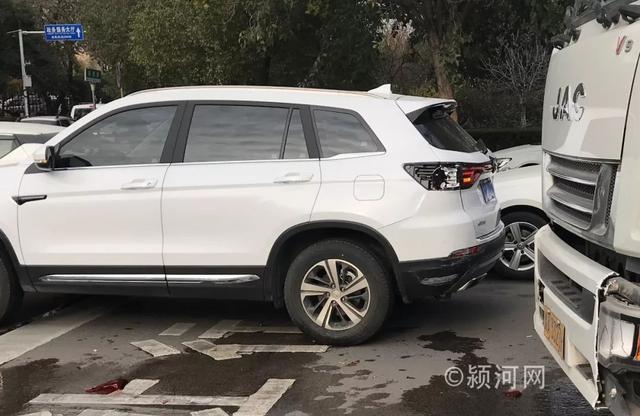 禹州禹王大道与府西路交叉口发生一起三车剐蹭事故 禹州禹王大道与府西路交叉口发生一起三车剐蹭事故