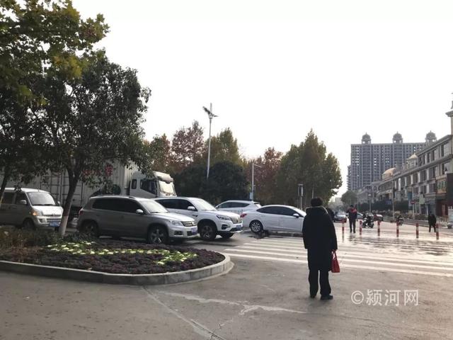 禹州禹王大道与府西路交叉口发生一起三车剐蹭事故 禹州禹王大道与府西路交叉口发生一起三车剐蹭事故