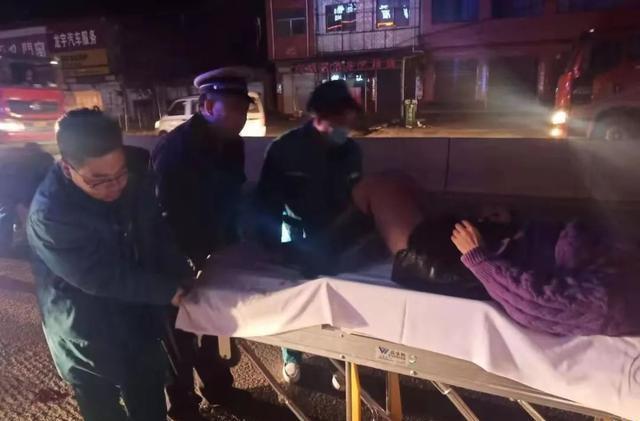 突发事故人受伤禹州交警来救援 赢得过往群众一致赞扬! 突发事故人受伤禹州交警来救援 赢得过往群众一致赞扬!