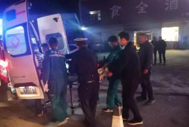 突发事故人受伤禹州交警来救援 赢得过往群众一致赞扬! 突发事故人受伤禹州交警来救援 赢得过往群众一致赞扬!