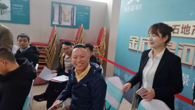 禹州金石星河湾慈善拍卖会圆满落幕!恭喜张先生72.5万抄底河景房! 禹州金石星河湾慈善拍卖会圆满落幕!恭喜张先生72.5万抄底河景房!