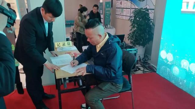 禹州金石星河湾慈善拍卖会圆满落幕!恭喜张先生72.5万抄底河景房! 禹州金石星河湾慈善拍卖会圆满落幕!恭喜张先生72.5万抄底河景房!