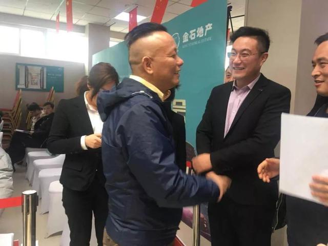 禹州金石星河湾慈善拍卖会圆满落幕!恭喜张先生72.5万抄底河景房! 禹州金石星河湾慈善拍卖会圆满落幕!恭喜张先生72.5万抄底河景房!