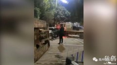 禹州一轿车“拱翻”约20吨重的挖掘机 24米长的隔离护栏被毁