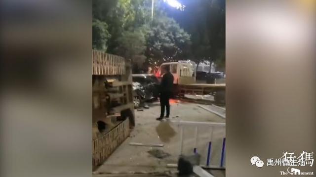 禹州一轿车“拱翻”约20吨重的挖掘机 24米长的隔离护栏被毁 禹州一轿车“拱翻”约20吨重的挖掘机 24米长的隔离护栏被毁