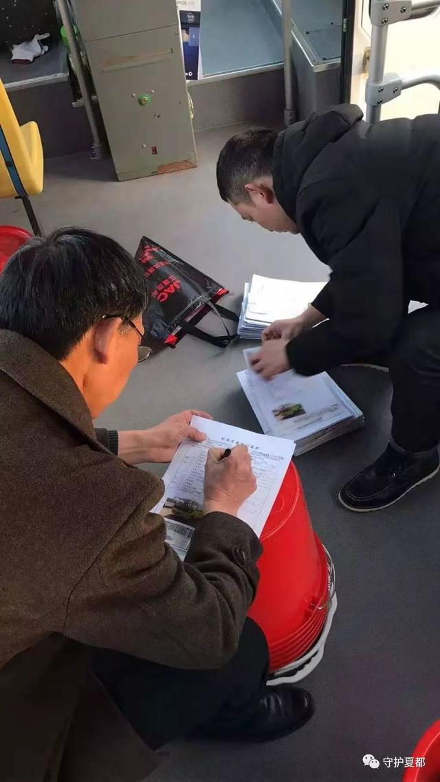 禹州交警为新增公交车“体检” 确保市民安全出行 禹州交警为新增公交车“体检” 确保市民安全出行