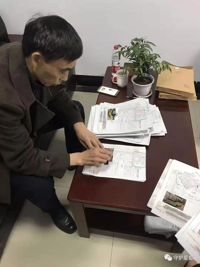禹州交警为新增公交车“体检” 确保市民安全出行 禹州交警为新增公交车“体检” 确保市民安全出行