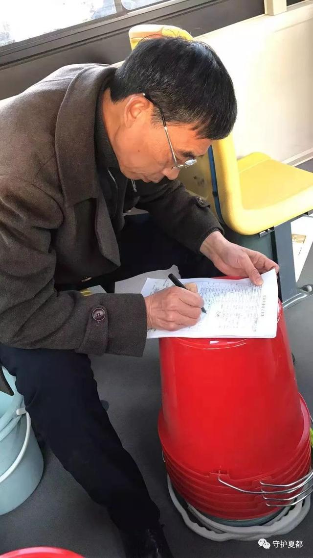 禹州交警为新增公交车“体检” 确保市民安全出行 禹州交警为新增公交车“体检” 确保市民安全出行