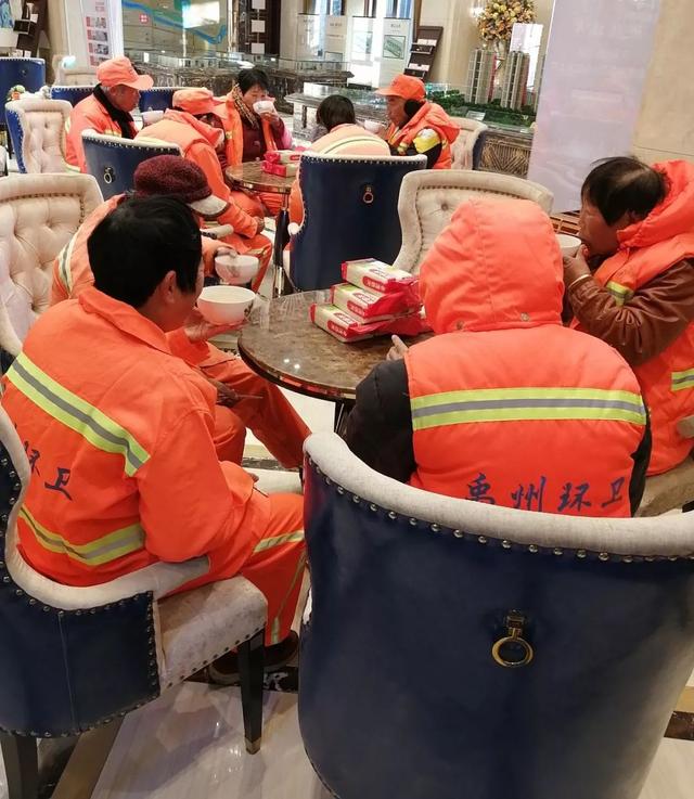 禹州中梁禹州府情系环卫工冬季送温暖 禹州中梁禹州府情系环卫工冬季送温暖