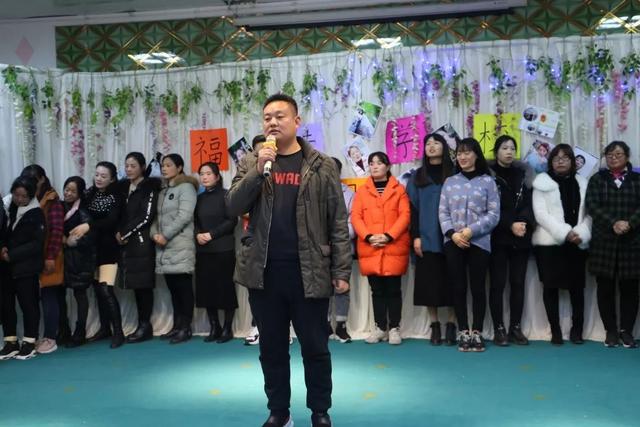 禹州市文殊镇福娃学校举办员工“生日联欢会” 禹州市文殊镇福娃学校举办员工“生日联欢会”