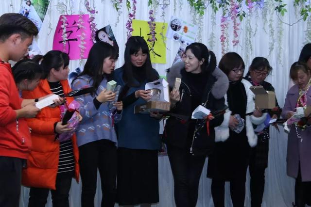 禹州市文殊镇福娃学校举办员工“生日联欢会” 禹州市文殊镇福娃学校举办员工“生日联欢会”