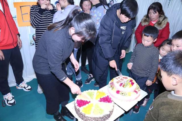 禹州市文殊镇福娃学校举办员工“生日联欢会” 禹州市文殊镇福娃学校举办员工“生日联欢会”