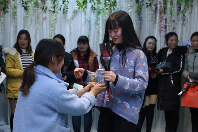 禹州市文殊镇福娃学校举办员工“生日联欢会” 禹州市文殊镇福娃学校举办员工“生日联欢会”