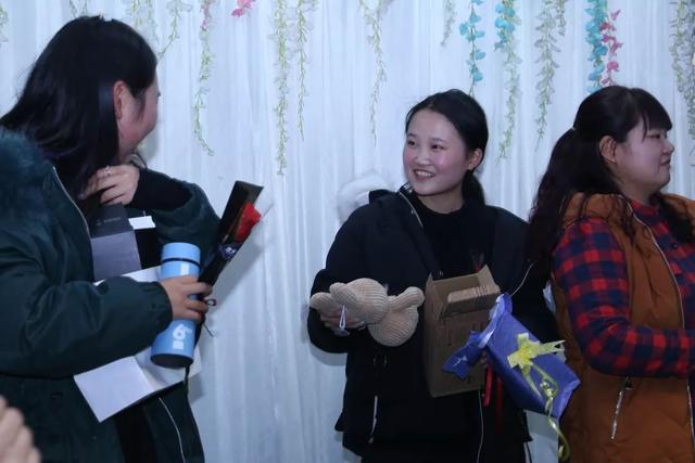 禹州市文殊镇福娃学校举办员工“生日联欢会” 禹州市文殊镇福娃学校举办员工“生日联欢会”
