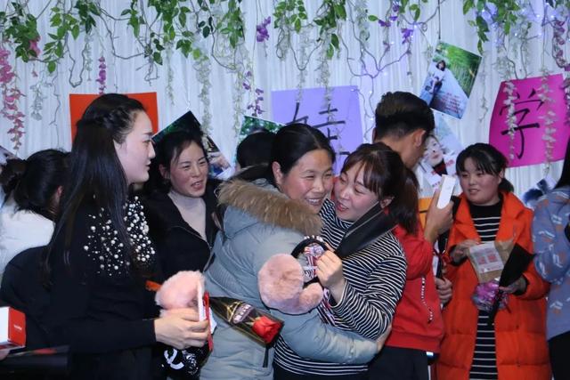 禹州市文殊镇福娃学校举办员工“生日联欢会” 禹州市文殊镇福娃学校举办员工“生日联欢会”