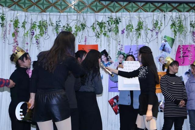 禹州市文殊镇福娃学校举办员工“生日联欢会” 禹州市文殊镇福娃学校举办员工“生日联欢会”