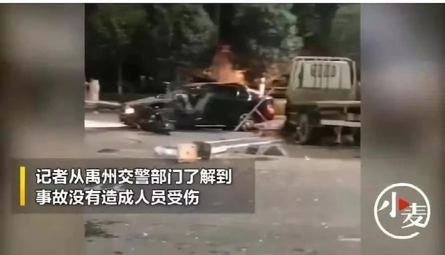 凌晨禹州一轿车撞上拉货平板车20吨挖掘机翻倒在地! 凌晨禹州一轿车撞上拉货平板车20吨挖掘机翻倒在地!