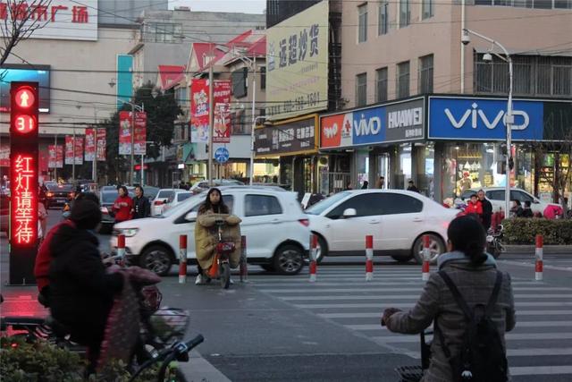 昨日发生在禹州新一峰南门的一幕灵魂拷问... 昨日发生在禹州新一峰南门的一幕灵魂拷问...