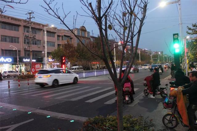 昨日发生在禹州新一峰南门的一幕灵魂拷问... 昨日发生在禹州新一峰南门的一幕灵魂拷问...