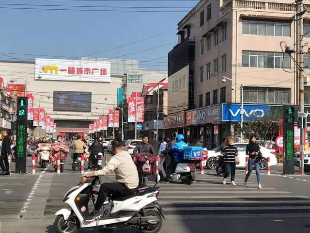 昨日发生在禹州新一峰南门的一幕灵魂拷问... 昨日发生在禹州新一峰南门的一幕灵魂拷问...