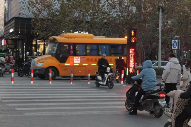 昨日发生在禹州新一峰南门的一幕灵魂拷问... 昨日发生在禹州新一峰南门的一幕灵魂拷问...