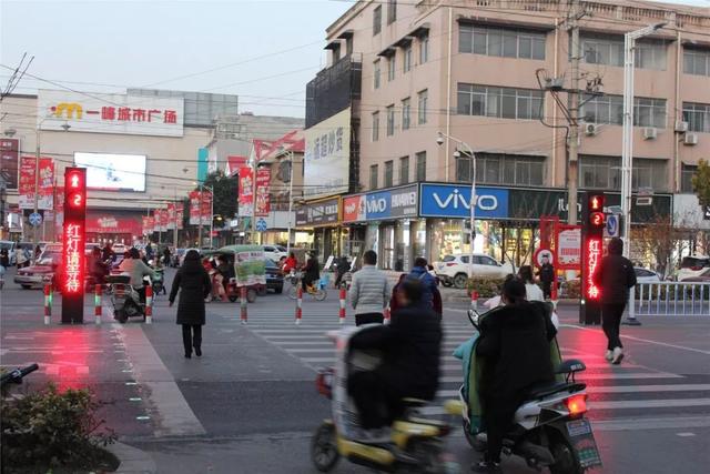 昨日发生在禹州新一峰南门的一幕灵魂拷问... 昨日发生在禹州新一峰南门的一幕灵魂拷问...