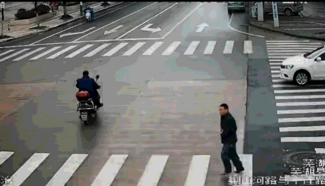 昨日发生在禹州新一峰南门的一幕灵魂拷问... 昨日发生在禹州新一峰南门的一幕灵魂拷问...