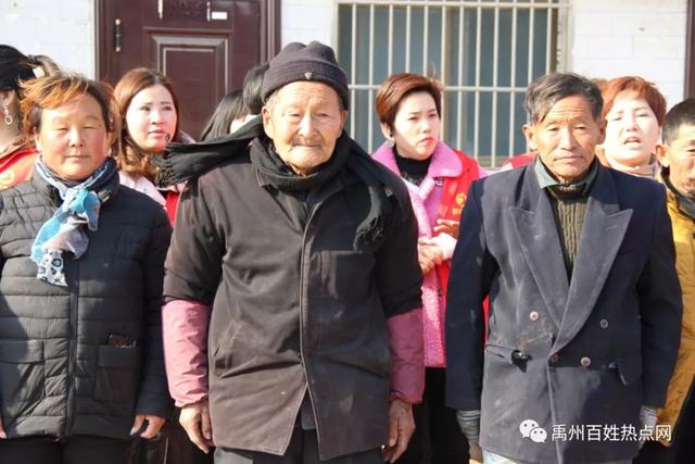 禹州一企业老总带领众多美女前往褚河镇浅井镇 去干啥? 禹州一企业老总带领众多美女前往褚河镇浅井镇 去干啥?