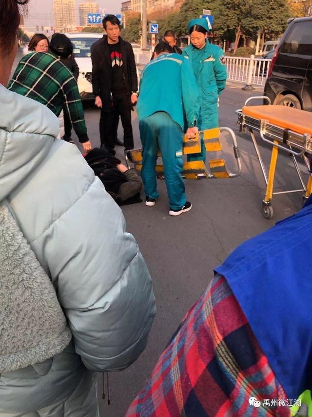 昨天禹州药城路一辆越野车撞飞一辆骑电动车大姐!当场昏迷! 昨天禹州药城路一辆越野车撞飞一辆骑电动车大姐!当场昏迷!
