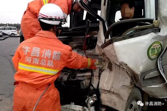 禹州市大学路西段两货车相撞 禹州消防紧急救援 禹州市大学路西段两货车相撞 禹州消防紧急救援