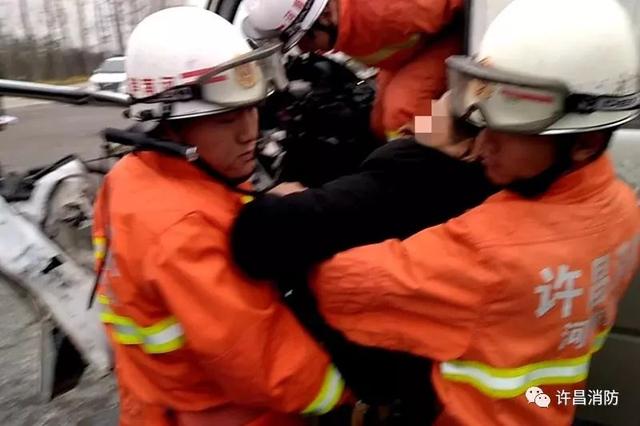 禹州市大学路西段两货车相撞 禹州消防紧急救援 禹州市大学路西段两货车相撞 禹州消防紧急救援