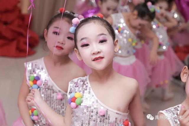 禹州天天艺术华彩中国舞小演员获得特金奖 禹州天天艺术华彩中国舞小演员获得特金奖