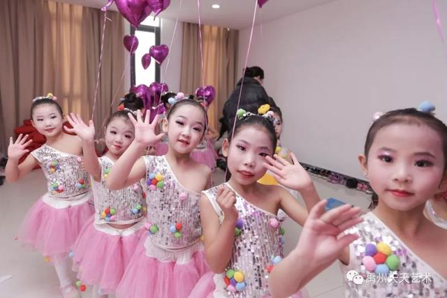 禹州天天艺术华彩中国舞小演员获得特金奖 禹州天天艺术华彩中国舞小演员获得特金奖