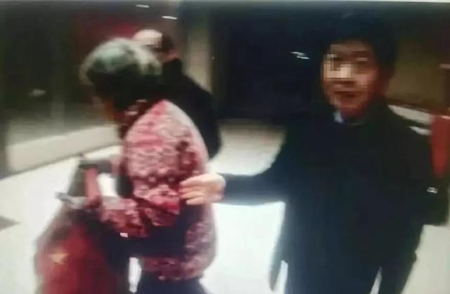 禹州一老人寒夜迷路走进交警队!问她原因老人的回答让人感动! 禹州一老人寒夜迷路走进交警队!问她原因老人的回答让人感动!
