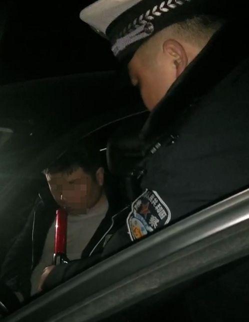 12月12日深夜禹州一男子醉酒后开车撞向灯杆! 12月12日深夜禹州一男子醉酒后开车撞向灯杆!