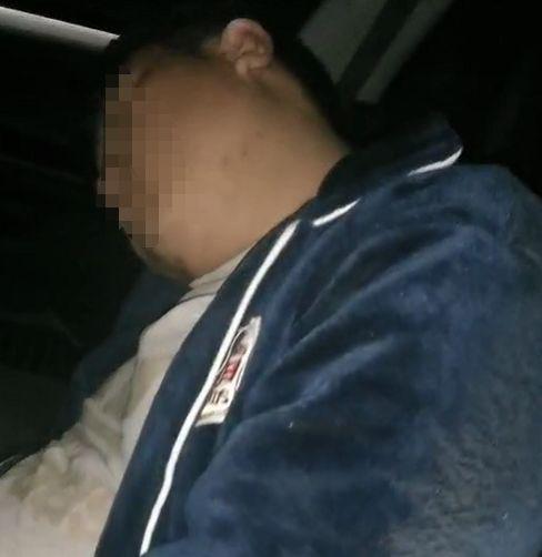 12月12日深夜禹州一男子醉酒后开车撞向灯杆! 12月12日深夜禹州一男子醉酒后开车撞向灯杆!