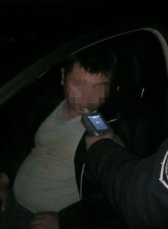 12月12日深夜禹州一男子醉酒后开车撞向灯杆! 12月12日深夜禹州一男子醉酒后开车撞向灯杆!