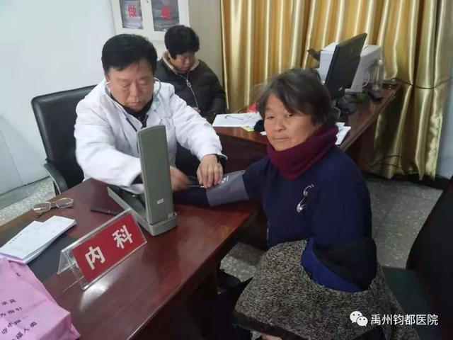 禹州方山镇方山村开展健康扶贫义诊活动 禹州方山镇方山村开展健康扶贫义诊活动