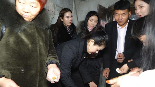 禹州一女老总带领几十名美女组团去看望这位老人 禹州一女老总带领几十名美女组团去看望这位老人