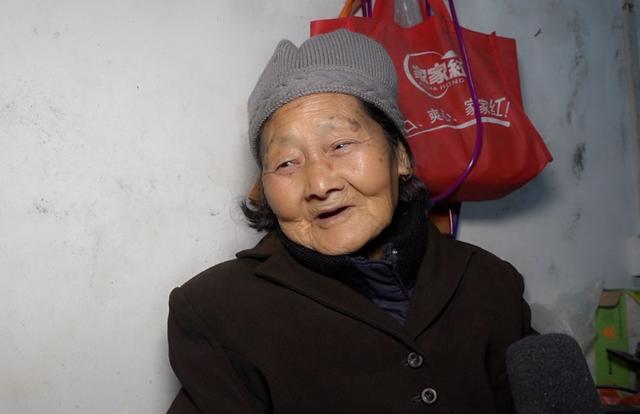 禹州一女老总带领几十名美女组团去看望这位老人 禹州一女老总带领几十名美女组团去看望这位老人