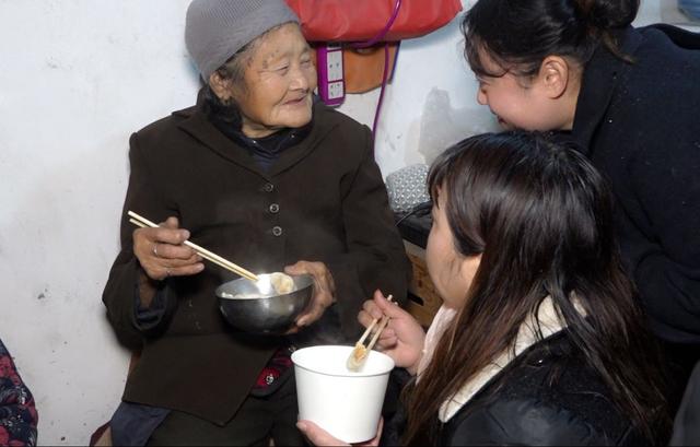 禹州一女老总带领几十名美女组团去看望这位老人 禹州一女老总带领几十名美女组团去看望这位老人