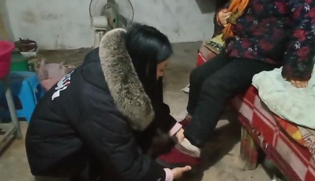 禹州一女老总带领几十名美女组团去看望这位老人 禹州一女老总带领几十名美女组团去看望这位老人