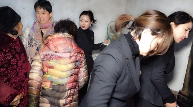 禹州一女老总带领几十名美女组团去看望这位老人 禹州一女老总带领几十名美女组团去看望这位老人