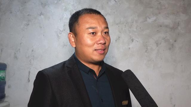 禹州一女老总带领几十名美女组团去看望这位老人 禹州一女老总带领几十名美女组团去看望这位老人