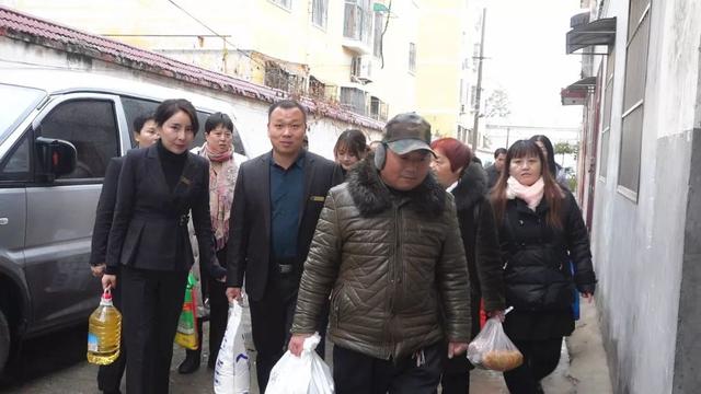 禹州一女老总带领几十名美女组团去看望这位老人 禹州一女老总带领几十名美女组团去看望这位老人
