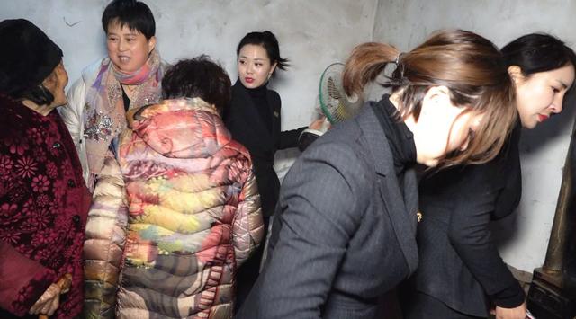 禹州一女老总带领几十名美女组团去看望这位老人 禹州一女老总带领几十名美女组团去看望这位老人
